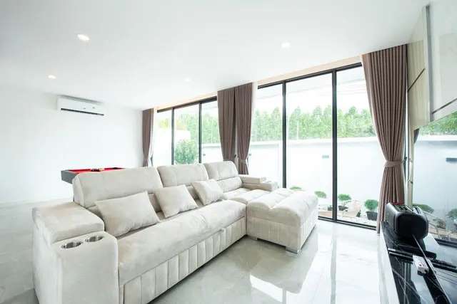 The Hillside - Living Area