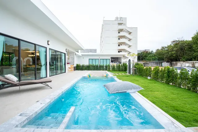 Olive 2 - Pool Area View