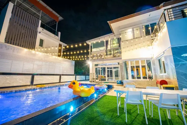 Seaside - Pool Area View