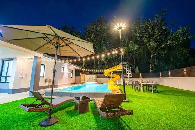 Merci - Pool Area View