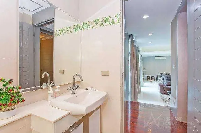 Red 2 BR Nagawari - Living Area