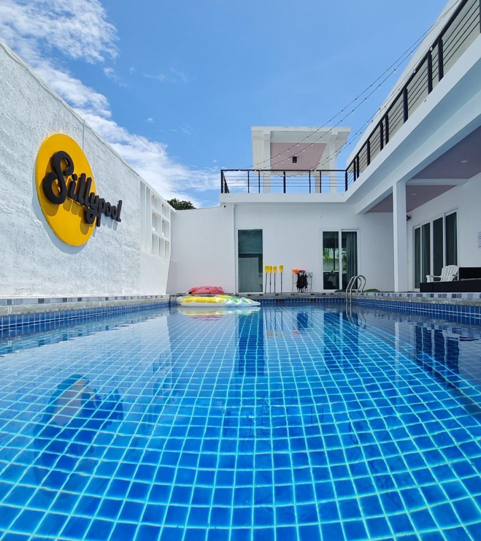 Daryna - Pool Area View