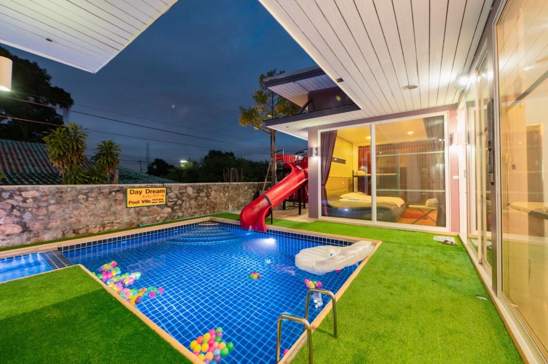 Day Dream - Pool Area View
