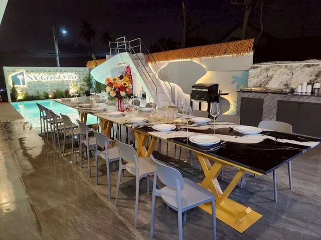 NY Grand Villa - Pool Area View