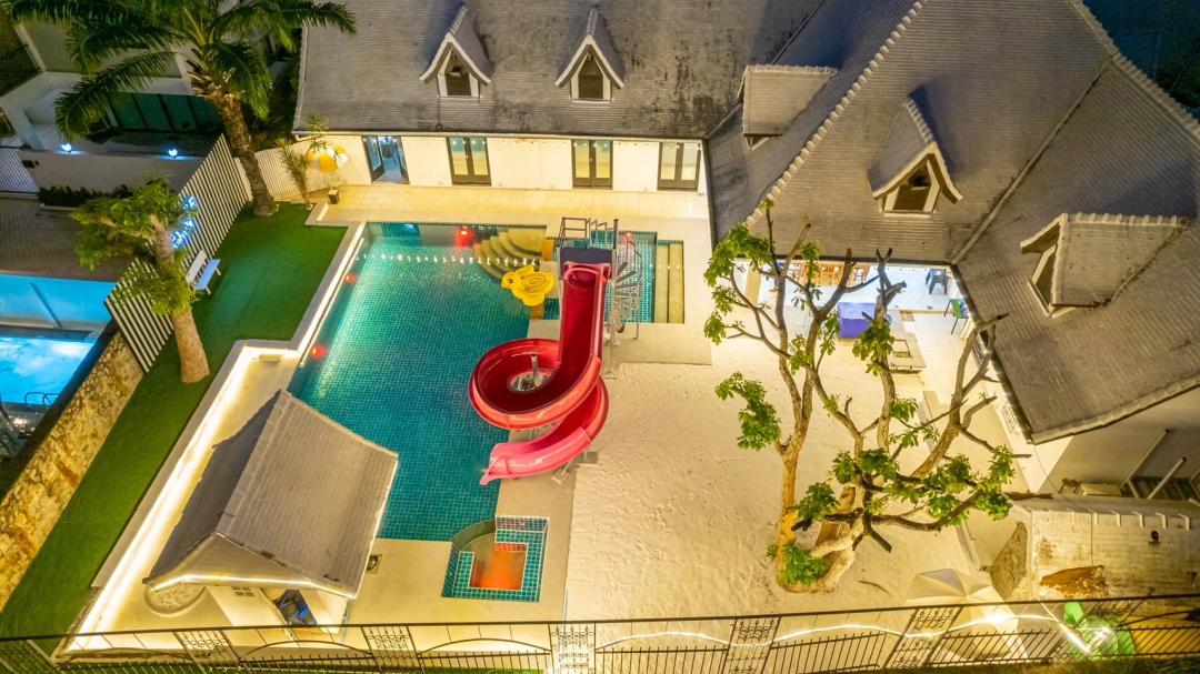 Deluxe - Pool Area View