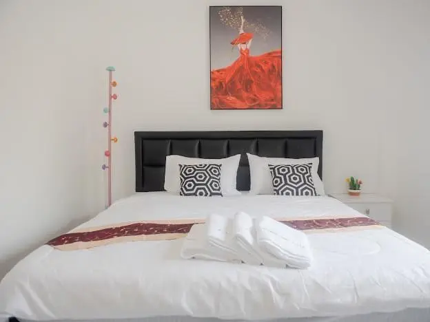 Pink&White - Pool Area View