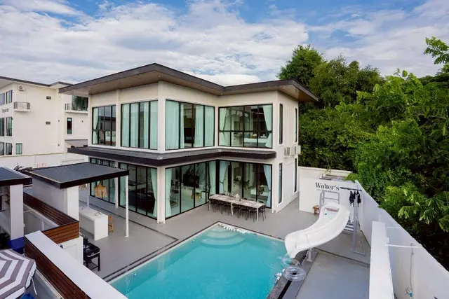 Walter's house - Pool Area View