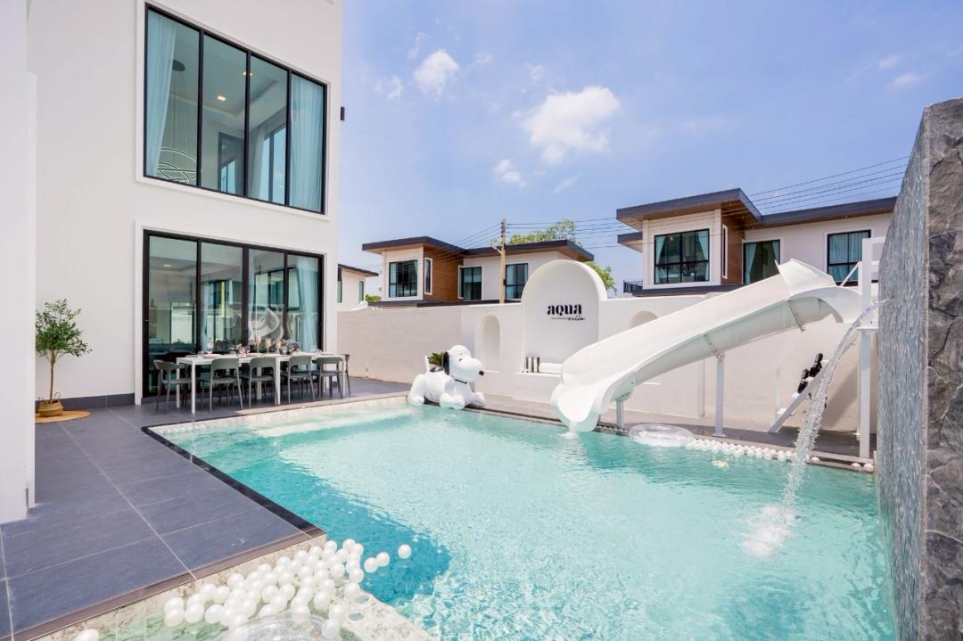 Emquartier - Pool Area View
