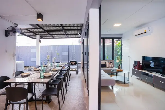 Charming - Living Area