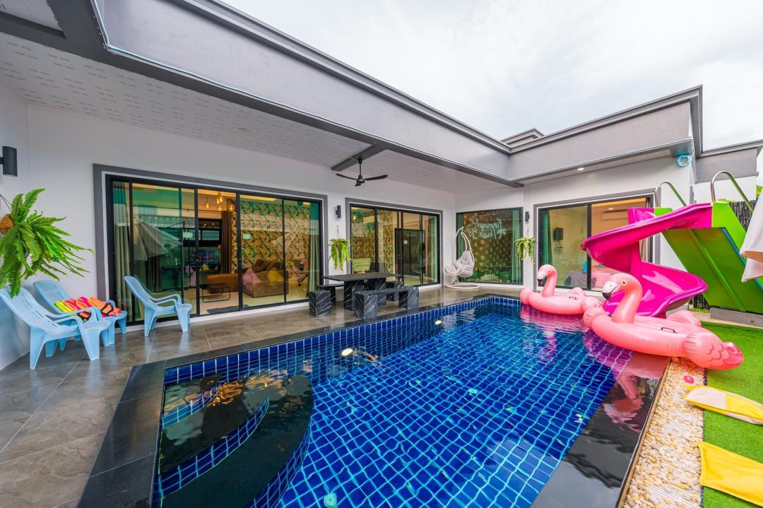 Flamingo - Bedroom View