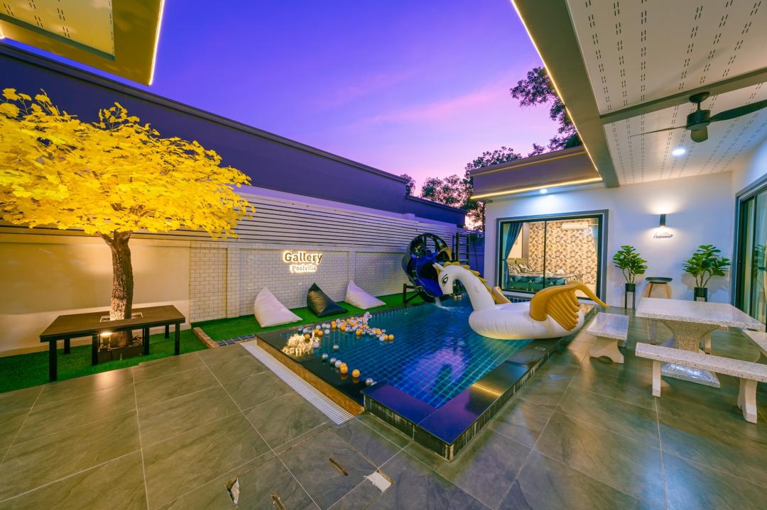 Gallery (Hawkey) - Pool Area View