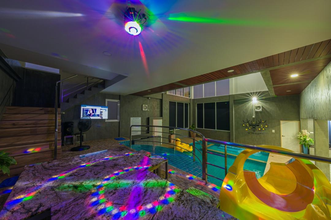 Glass House B4 - Living Area