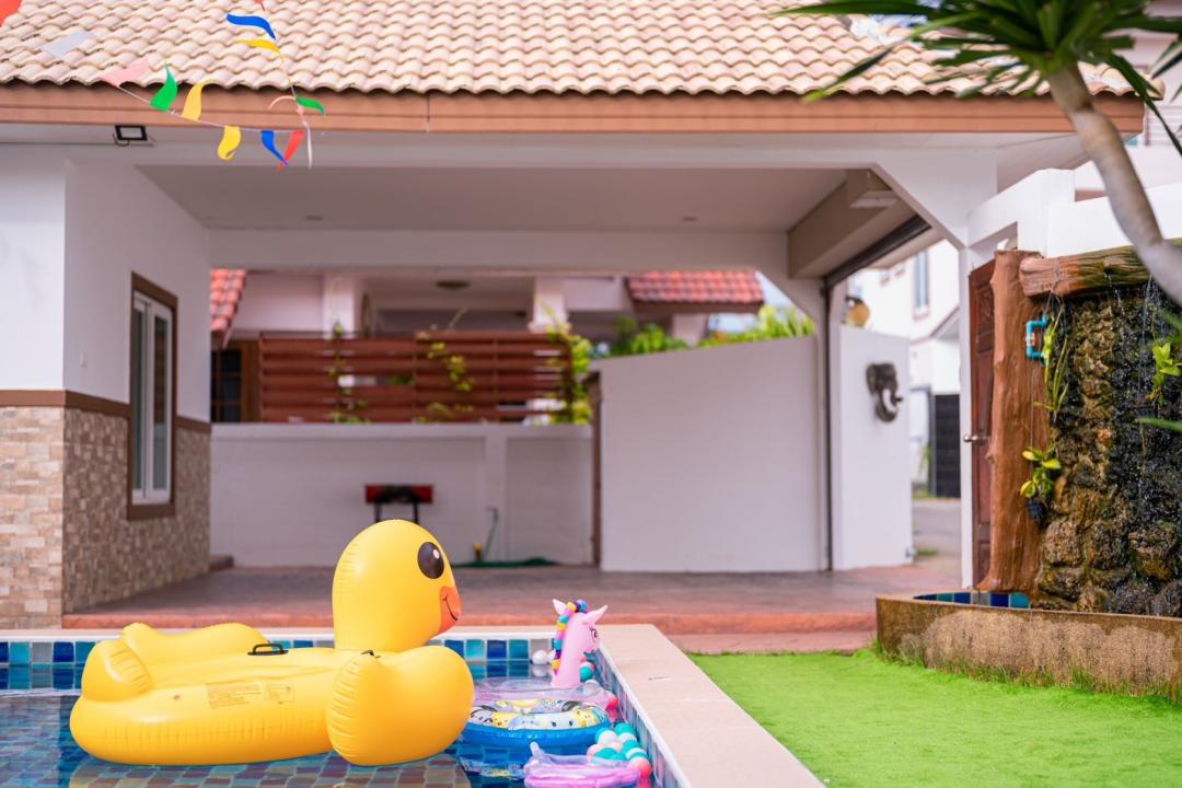 Good Time 2 - Pool Area View