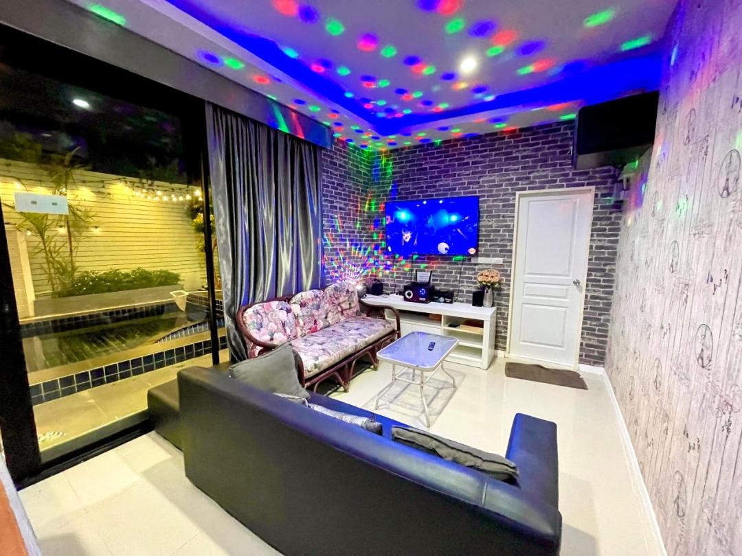 HB Fall In Love - Living Area