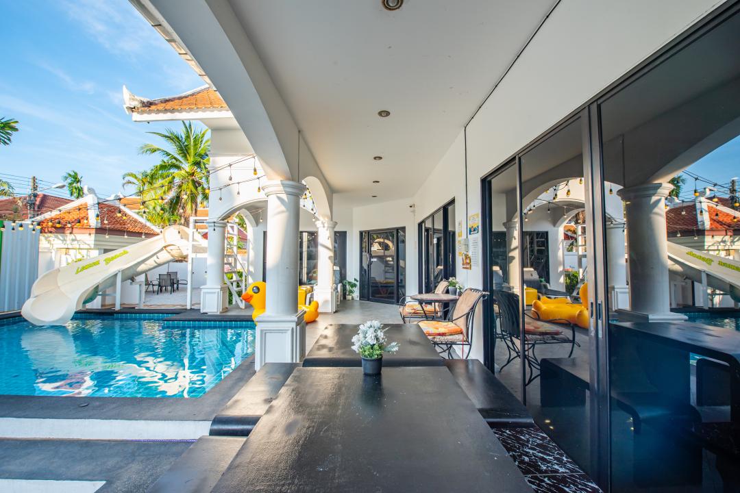 HB Lemon Beach - Pool Area View