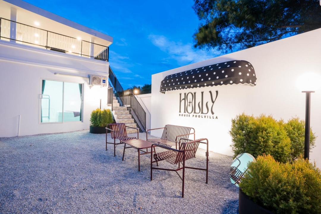 Holly - Living Area
