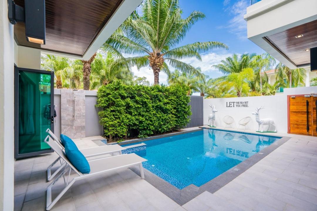 Hollywood - Pool Area View