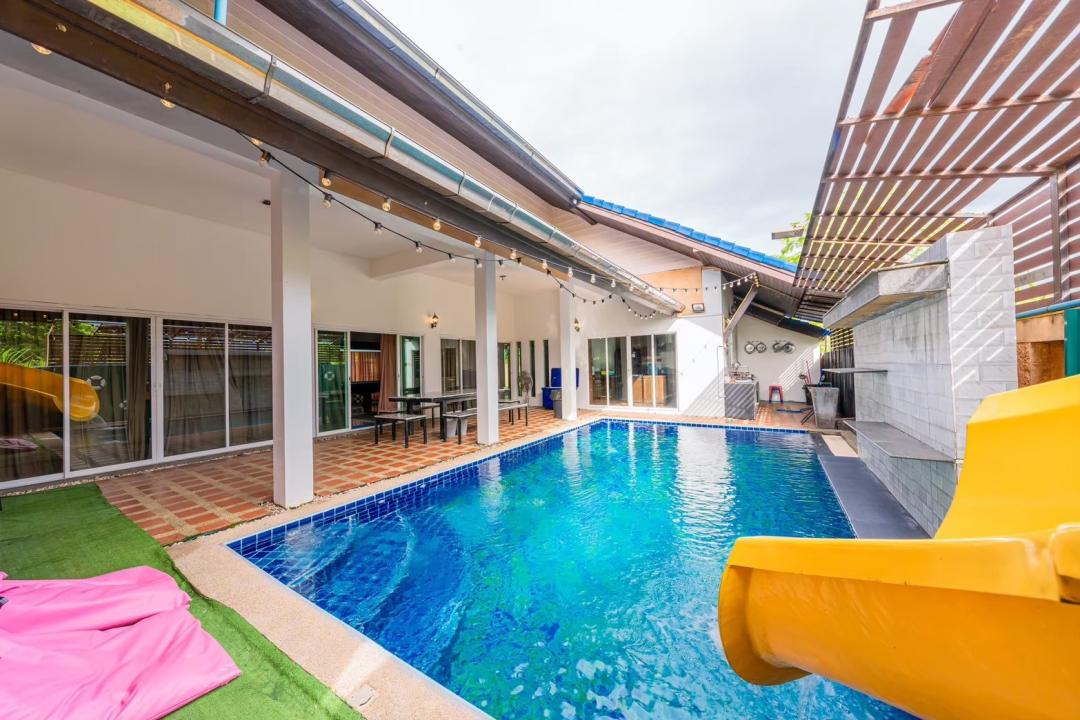Honey Sweet - Pool Area View