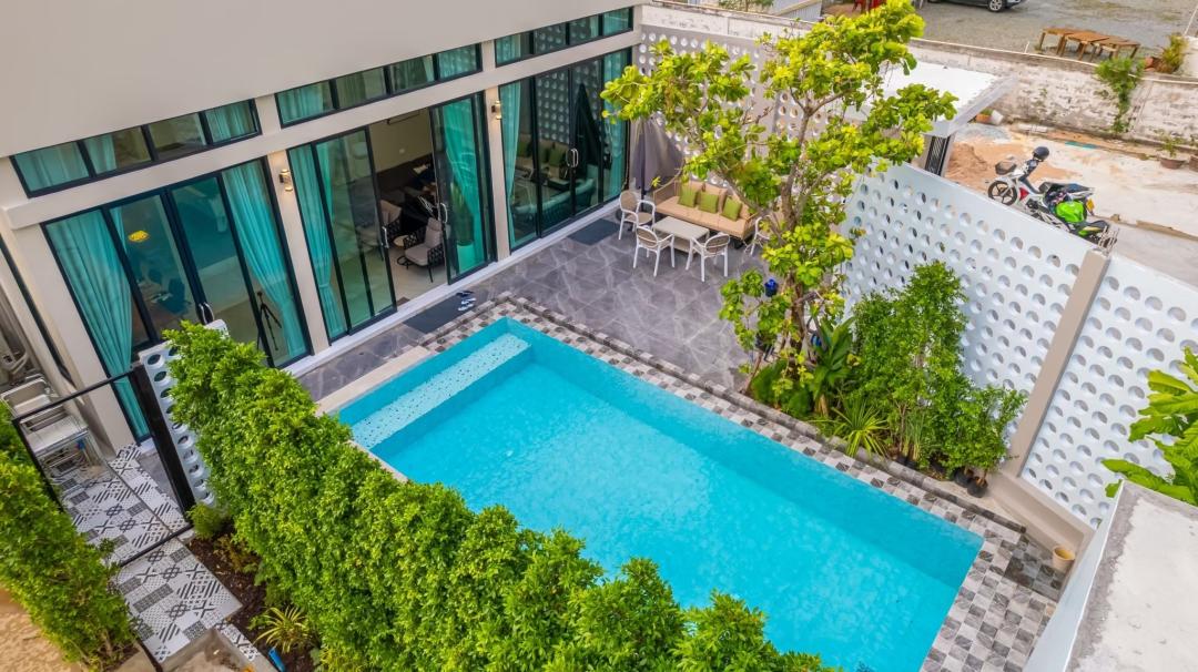 Howdy V2 - Pool Area View