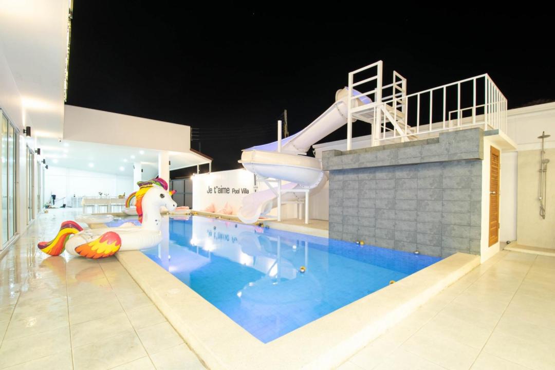Jet’’aime - Pool Area View