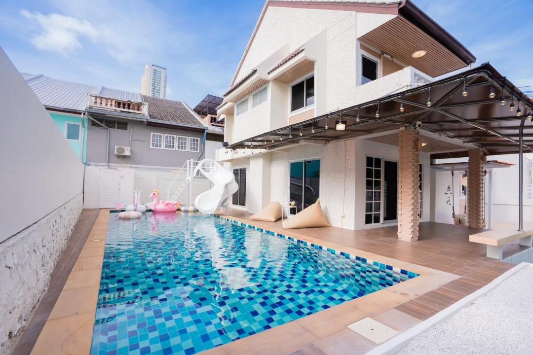 Kiwi - Pool Area View