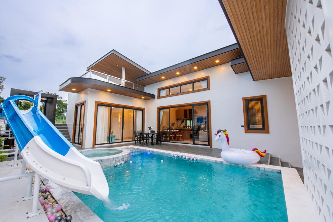La Seal - Pool Area View