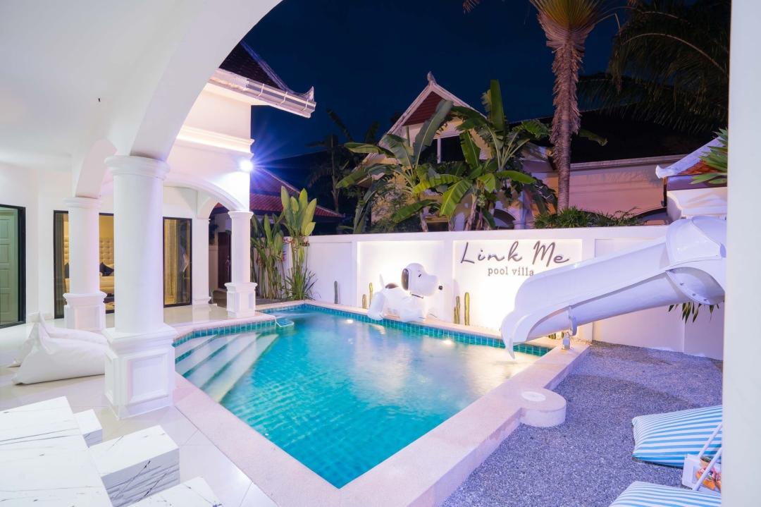 Link Me - Pool Area View
