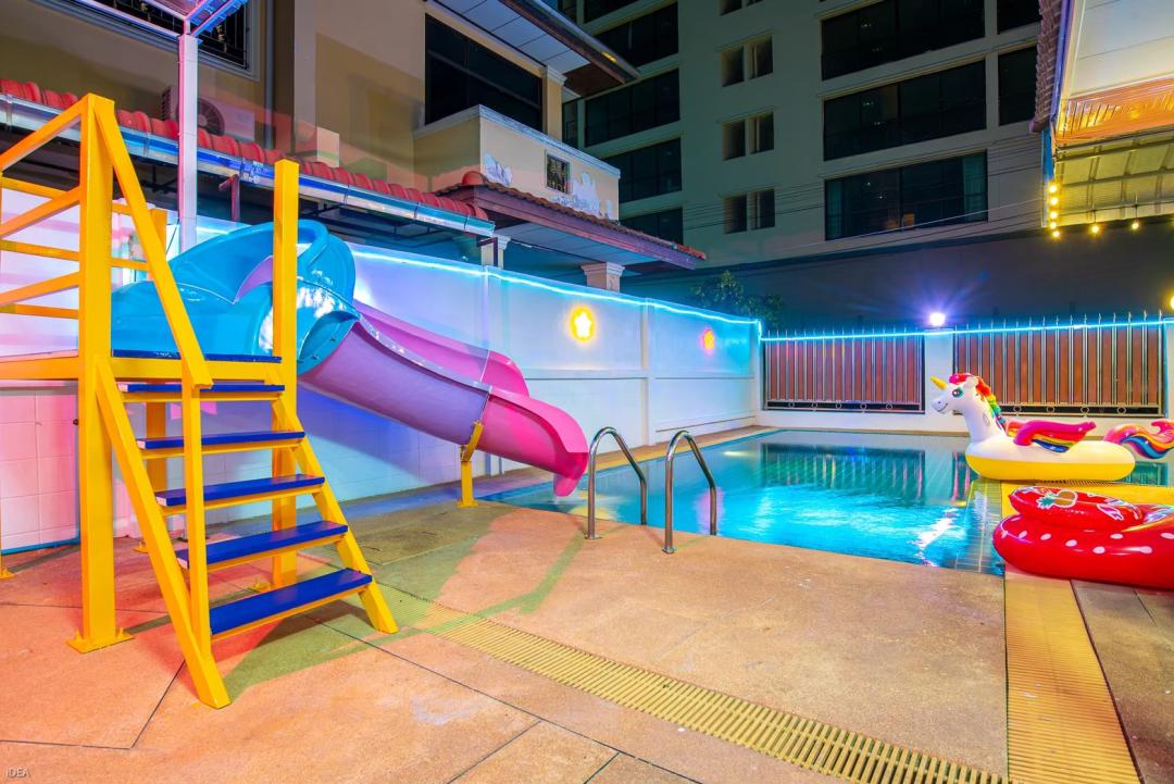 Lollipop - Pool Area View
