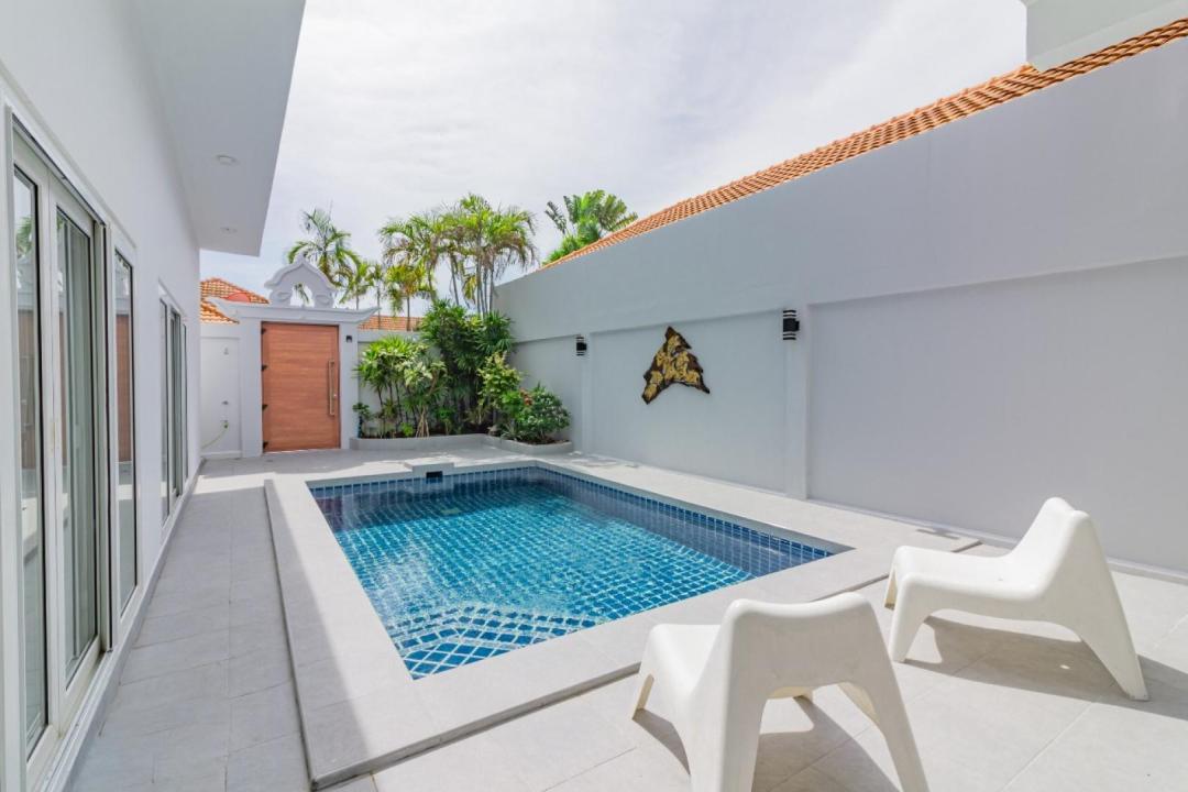Majestic 52 - Pool Area View