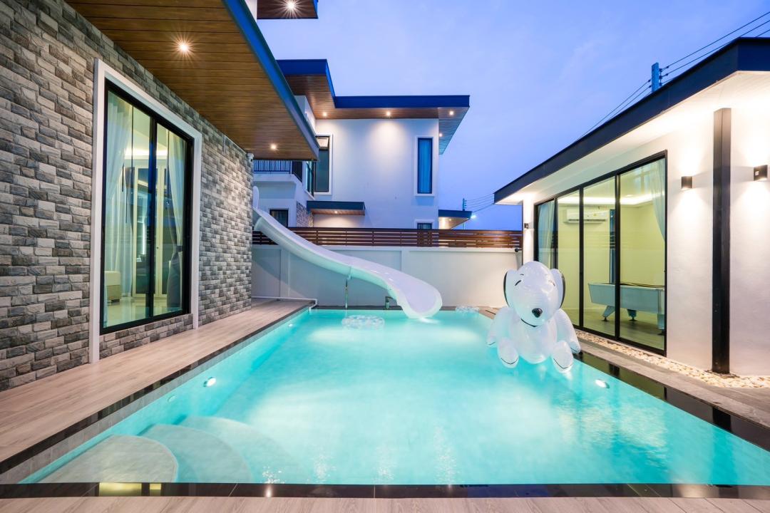 Mandarin - Pool Area View