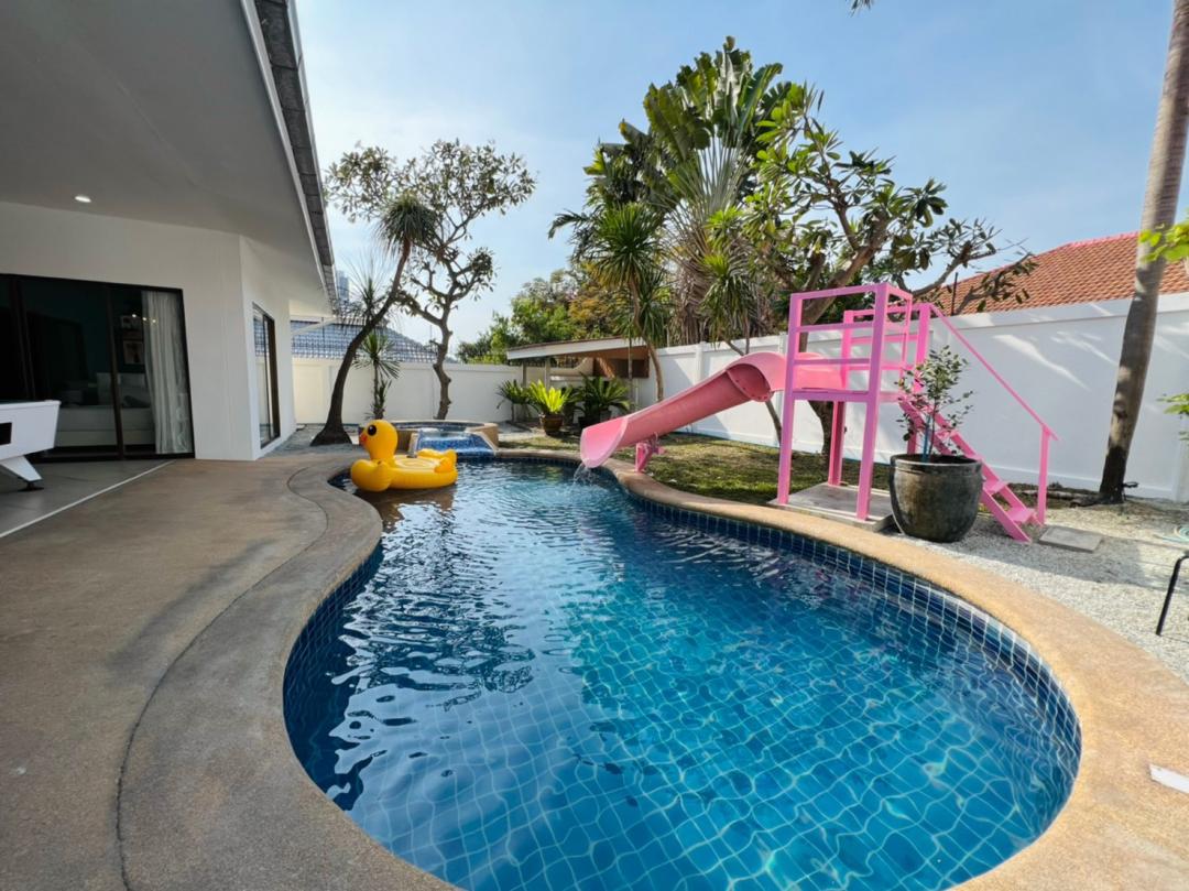 Margarita - Pool Area View