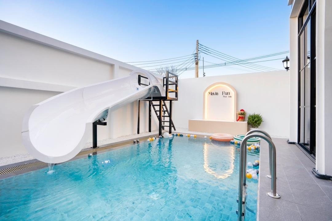 Mavia Fun - Pool Area View