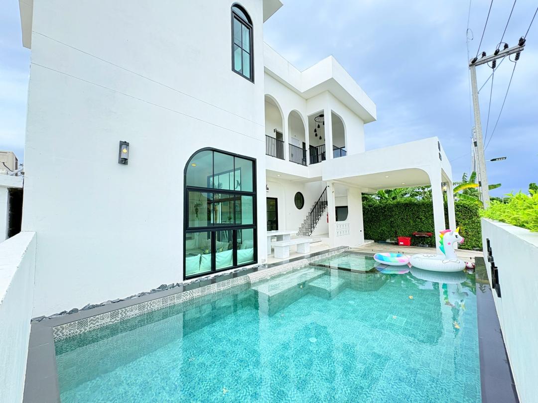 Medina M1 - Pool Area View