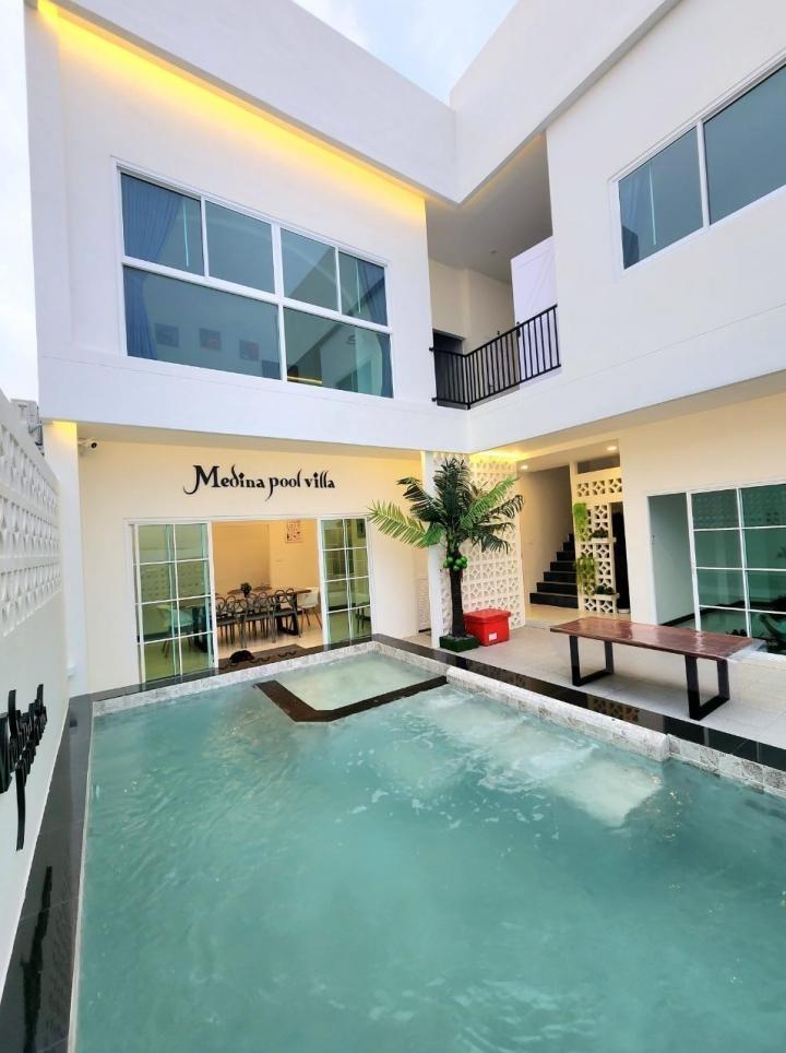 Medina M2 - Pool Area View