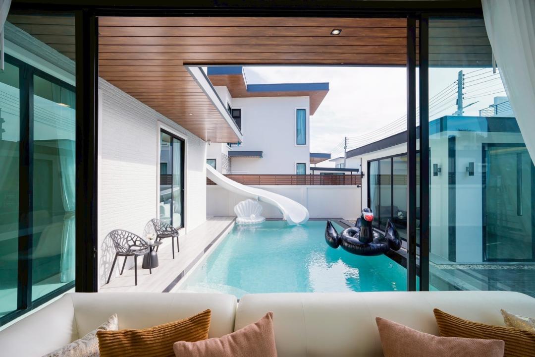 Mercury - Pool Area View