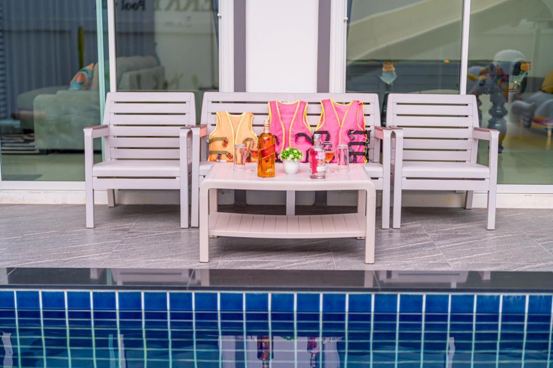 Merry - Pool Area View