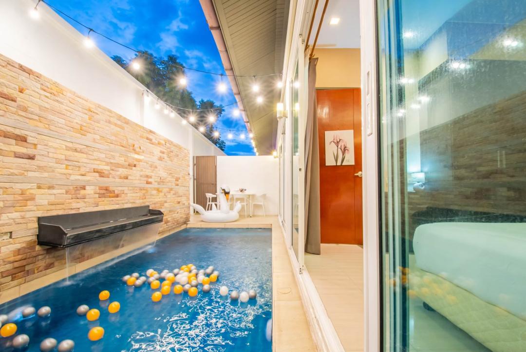 Moon Roxy - Cover Photo