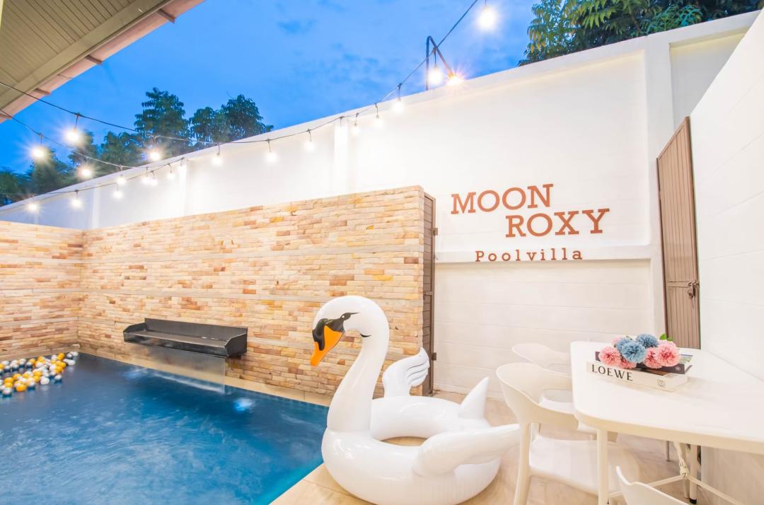 Moon Roxy - Living Area