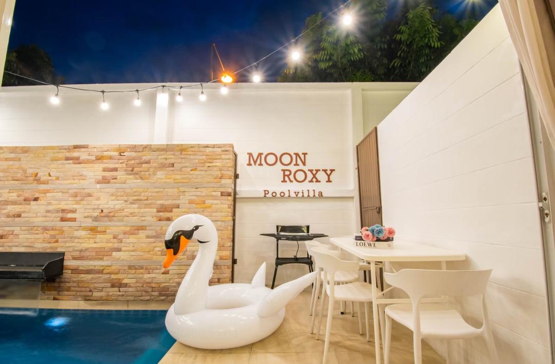 Moon Roxy - Pool Area View