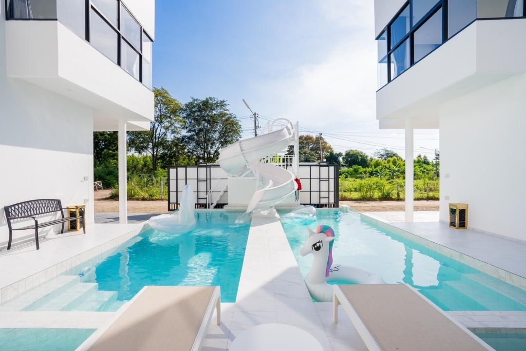 My Gold & Silver - Living Area