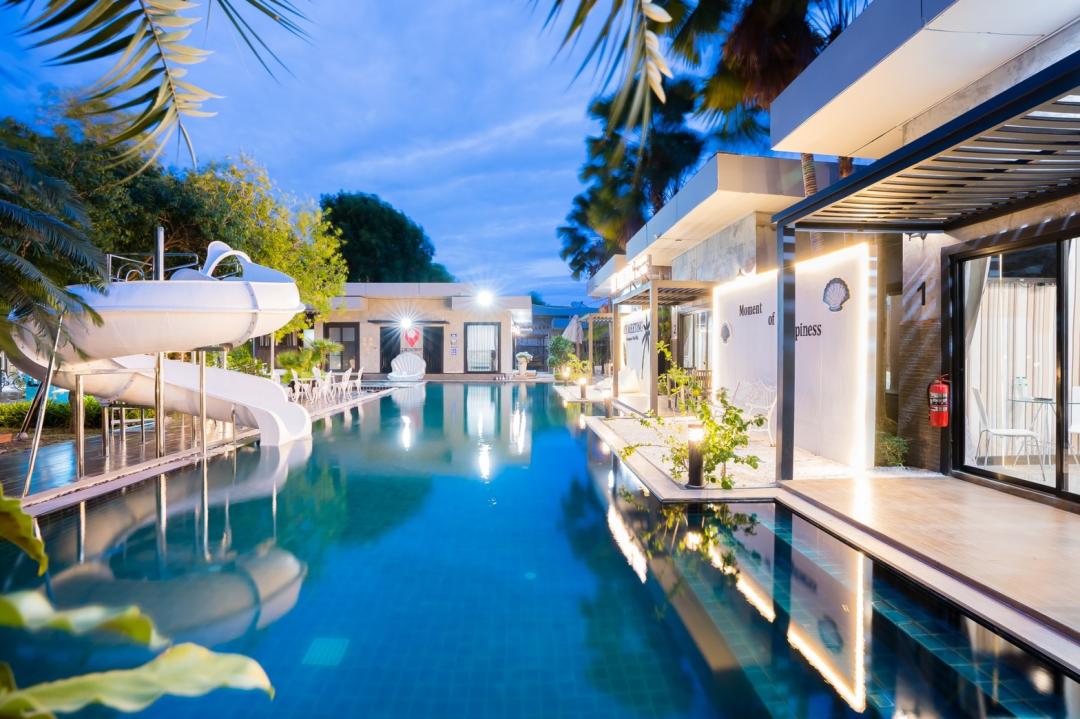 My Meeting - Pool Area View