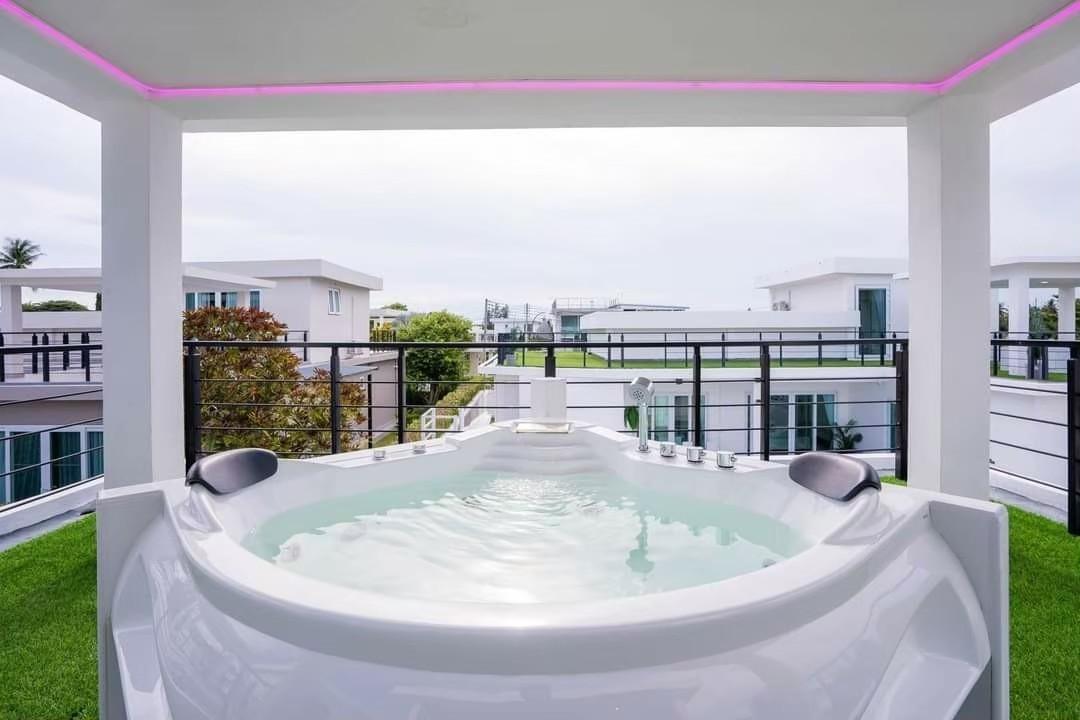 Nice To Meet U - Bedroom View