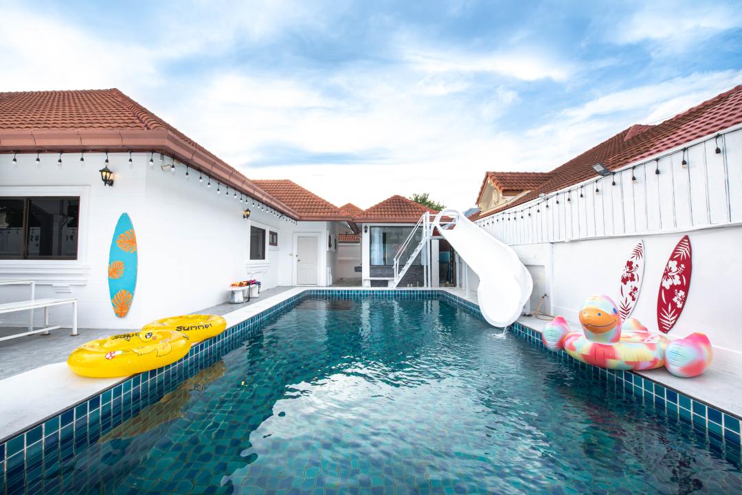 Pinky - Pool Area View