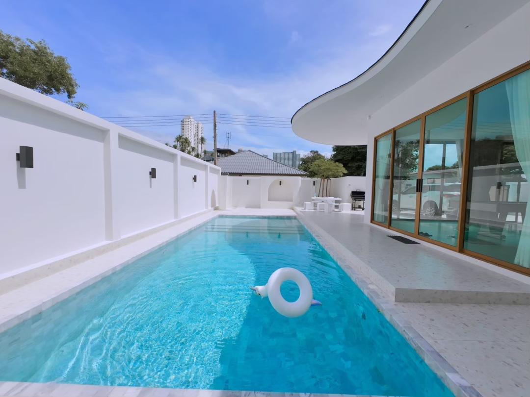 PNT Luxury Jomtien - Pool Area View