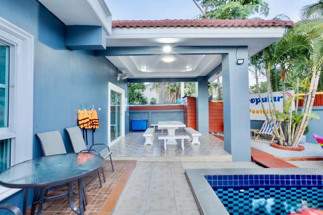 Poppular - Pool Area View