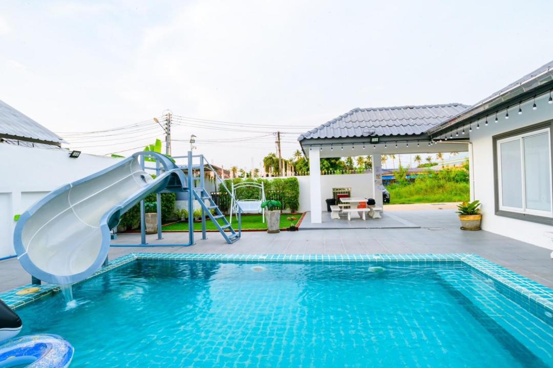 Poppy - Pool Area View