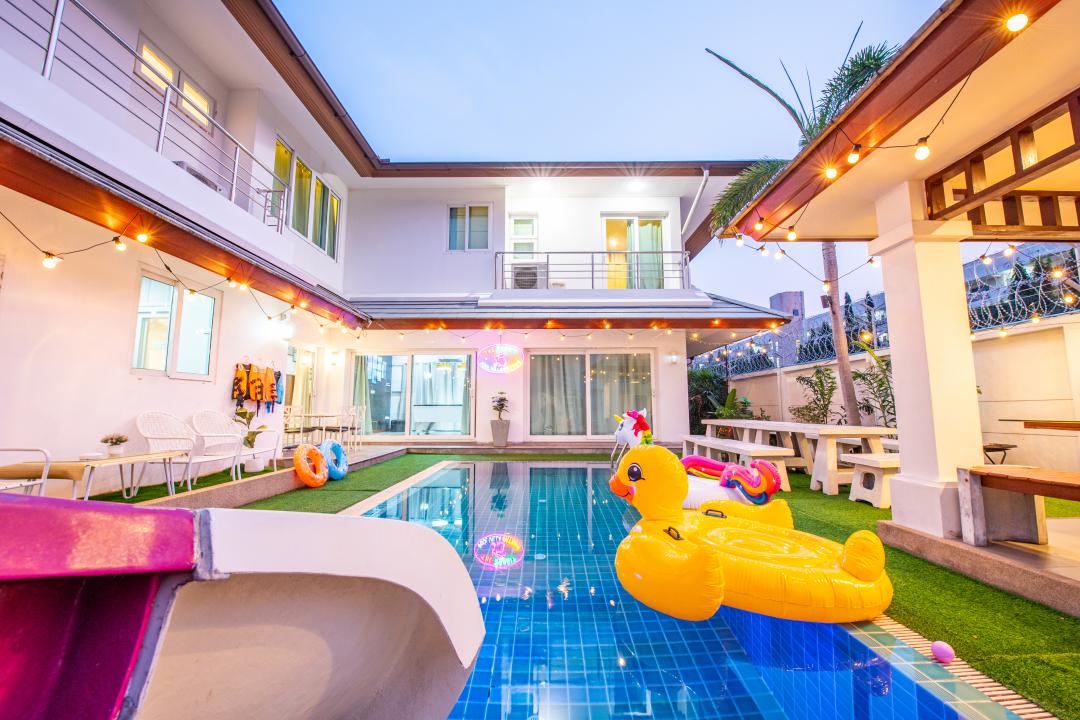 Richy 1 - Pool Area View
