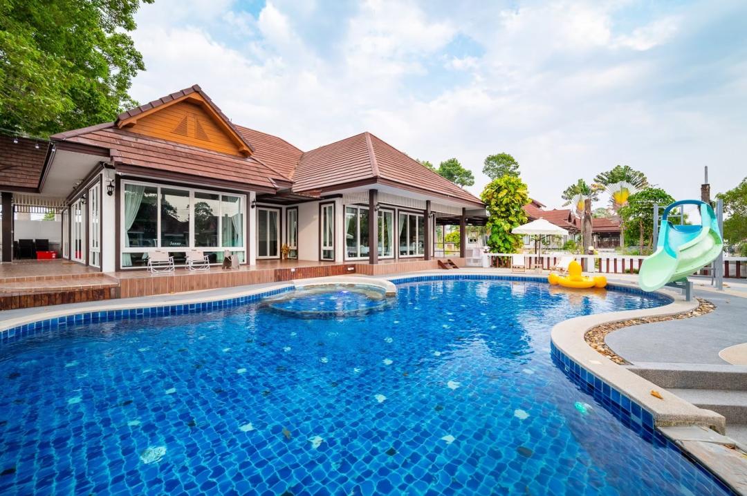 RimLay Beachfront - Living Area