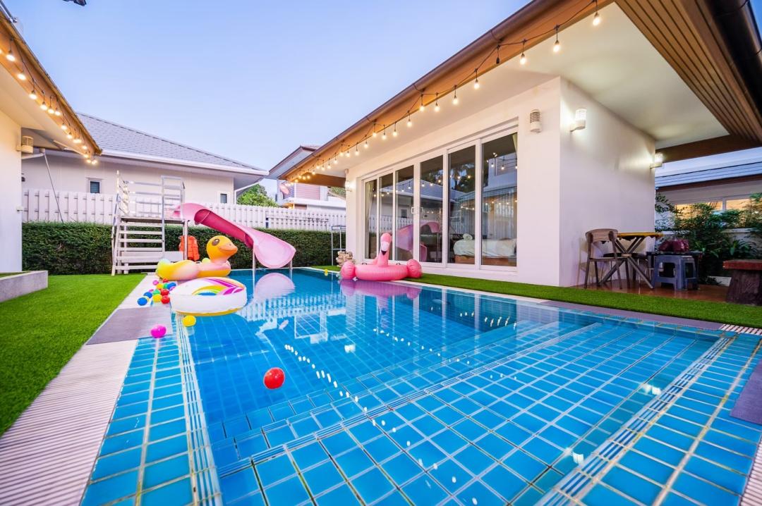 Seabreeze Slider - Pool Area View