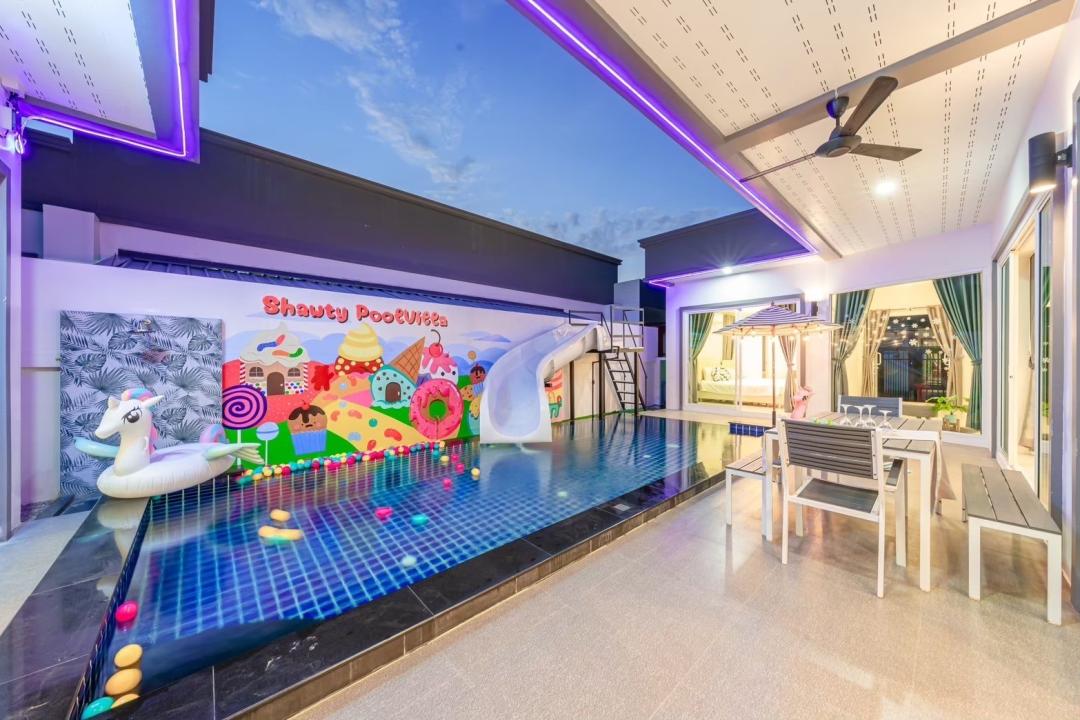 Shawty - Living Area